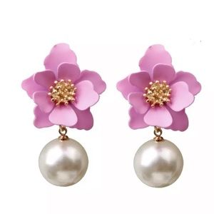 🎀NWT Beautiful Designer Flower Pearl Earrings